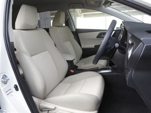 Характеристики автомобиля Toyota Auris 1.5 150X C Package (08.2012 - 03.2015): фото, вместимость, скорость, двигатель, топливо, масса, отзывы