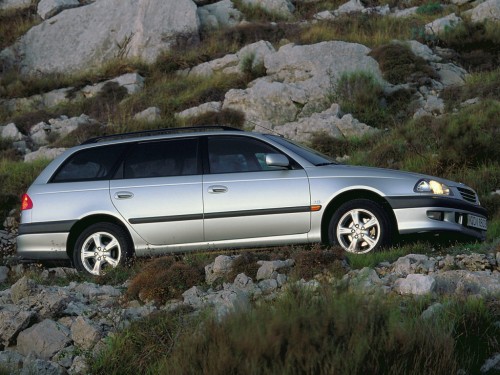 Характеристики автомобиля Toyota Avensis 1.8 MT Linea Sol (10.1997 - 09.2000): фото, вместимость, скорость, двигатель, топливо, масса, отзывы