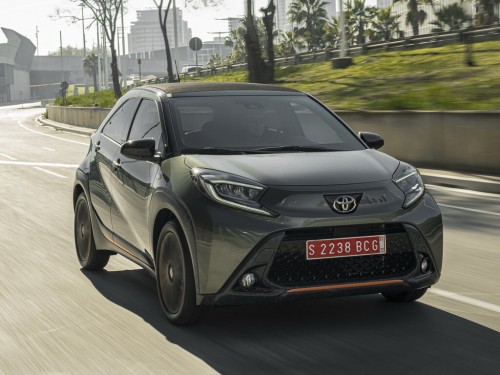 Характеристики автомобиля Toyota Aygo X 1.0 CVT Air Limited (11.2021 - 10.2022): фото, вместимость, скорость, двигатель, топливо, масса, отзывы