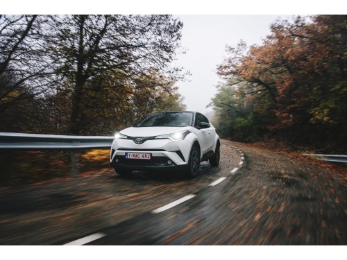 Характеристики автомобиля Toyota C-HR 1.2T CVT AWD Dynamic (10.2016 - 09.2019): фото, вместимость, скорость, двигатель, топливо, масса, отзывы