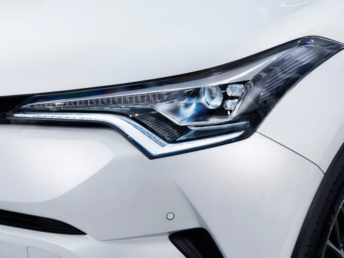 Характеристики автомобиля Toyota C-HR 1.2 CVT AWD Сool (06.2018 - 10.2019): фото, вместимость, скорость, двигатель, топливо, масса, отзывы