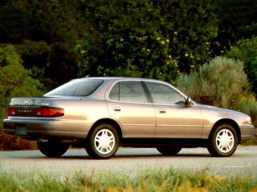 Характеристики автомобиля Toyota Camry 2.2 MT Deluxe (09.1991 - 12.1993): фото, вместимость, скорость, двигатель, топливо, масса, отзывы