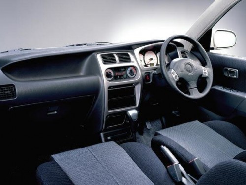 Характеристики автомобиля Toyota Duet 1.0 V (05.2000 - 11.2001): фото, вместимость, скорость, двигатель, топливо, масса, отзывы
