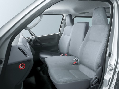 Характеристики автомобиля Toyota Hiace 2.7 Grand cabin 4WD (11.2005 - 07.2007): фото, вместимость, скорость, двигатель, топливо, масса, отзывы