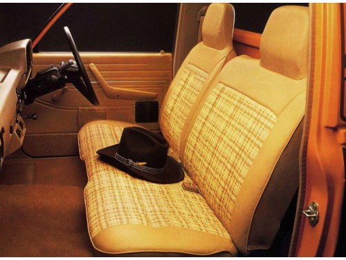 Характеристики автомобиля Toyota Hilux 1.6 Deluxe Long Body (3 seat) (09.1978 - 09.1981): фото, вместимость, скорость, двигатель, топливо, масса, отзывы