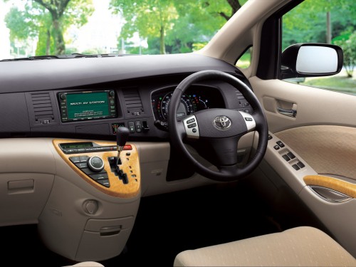 Характеристики автомобиля Toyota Isis 1.8 L welcab lift-up side seat B type (09.2004 - 10.2005): фото, вместимость, скорость, двигатель, топливо, масса, отзывы