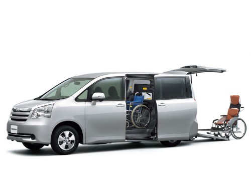 Характеристики автомобиля Toyota Noah 2.0 G (06.2007 - 03.2010): фото, вместимость, скорость, двигатель, топливо, масса, отзывы