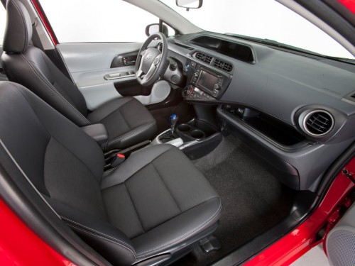 Характеристики автомобиля Toyota Prius C 1.5h СVT One (02.2012 - 12.2014): фото, вместимость, скорость, двигатель, топливо, масса, отзывы
