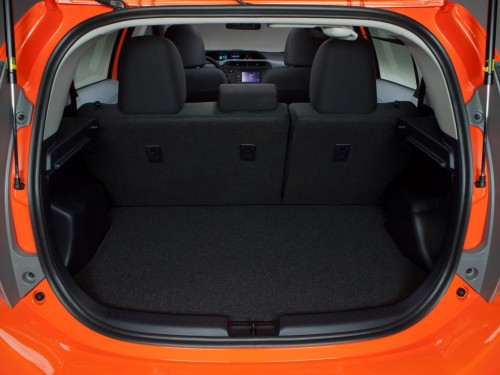Характеристики автомобиля Toyota Prius C 1.5h CVT Three (02.2012 - 12.2014): фото, вместимость, скорость, двигатель, топливо, масса, отзывы