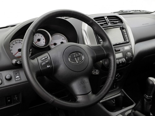 Характеристики автомобиля Toyota RAV4 2.0 AT 4WD Sol (09.2003 - 12.2005): фото, вместимость, скорость, двигатель, топливо, масса, отзывы