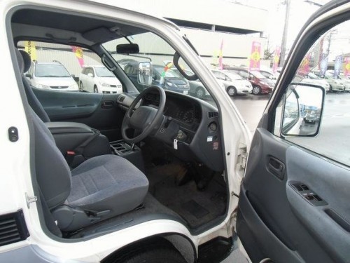 Характеристики автомобиля Toyota Regius Ace 2.0 DX (5 door) (07.2003 - 07.2004): фото, вместимость, скорость, двигатель, топливо, масса, отзывы