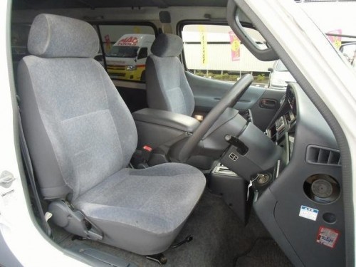 Характеристики автомобиля Toyota Regius Ace 2.0 DX (5 door) (07.2003 - 07.2004): фото, вместимость, скорость, двигатель, топливо, масса, отзывы