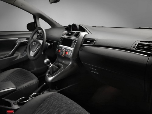 Характеристики автомобиля Toyota Verso 1.6 МТ Комфорт (11.2012 - 01.2016): фото, вместимость, скорость, двигатель, топливо, масса, отзывы