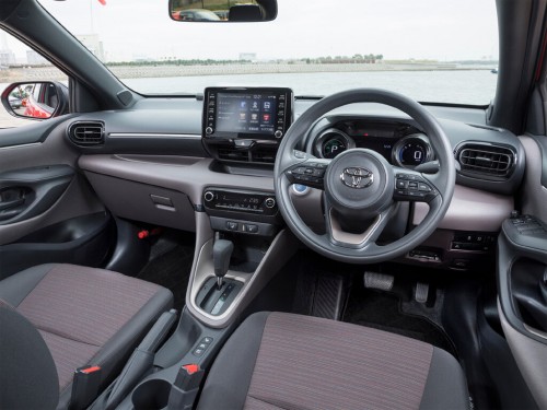 Характеристики автомобиля Toyota Yaris 1.0 G (02.2020 - 04.2021): фото, вместимость, скорость, двигатель, топливо, масса, отзывы