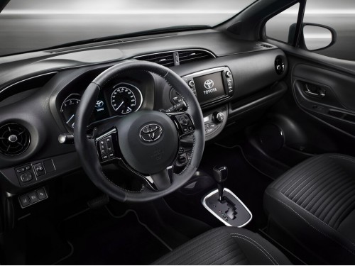 Характеристики автомобиля Toyota Yaris 1.5 CVT Y20 Club 5dr. (01.2019 - 12.2020): фото, вместимость, скорость, двигатель, топливо, масса, отзывы