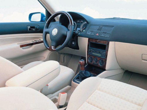 Характеристики автомобиля Volkswagen Bora 1.6 MT Comfortline (11.1999 - 05.2005): фото, вместимость, скорость, двигатель, топливо, масса, отзывы
