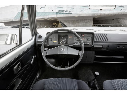 Характеристики автомобиля Volkswagen Golf 1.6 AT L (01.1975 - 12.1977): фото, вместимость, скорость, двигатель, топливо, масса, отзывы