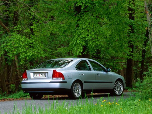 Характеристики автомобиля Volvo S60 2.0T AT Premium (04.2003 - 04.2004): фото, вместимость, скорость, двигатель, топливо, масса, отзывы