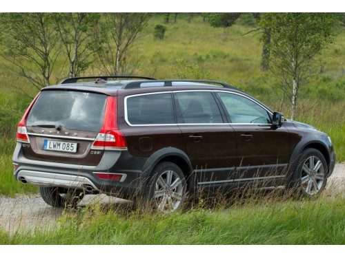 Характеристики автомобиля Volvo XC70 2.0 D4 AT Summum (08.2013 - 04.2015): фото, вместимость, скорость, двигатель, топливо, масса, отзывы